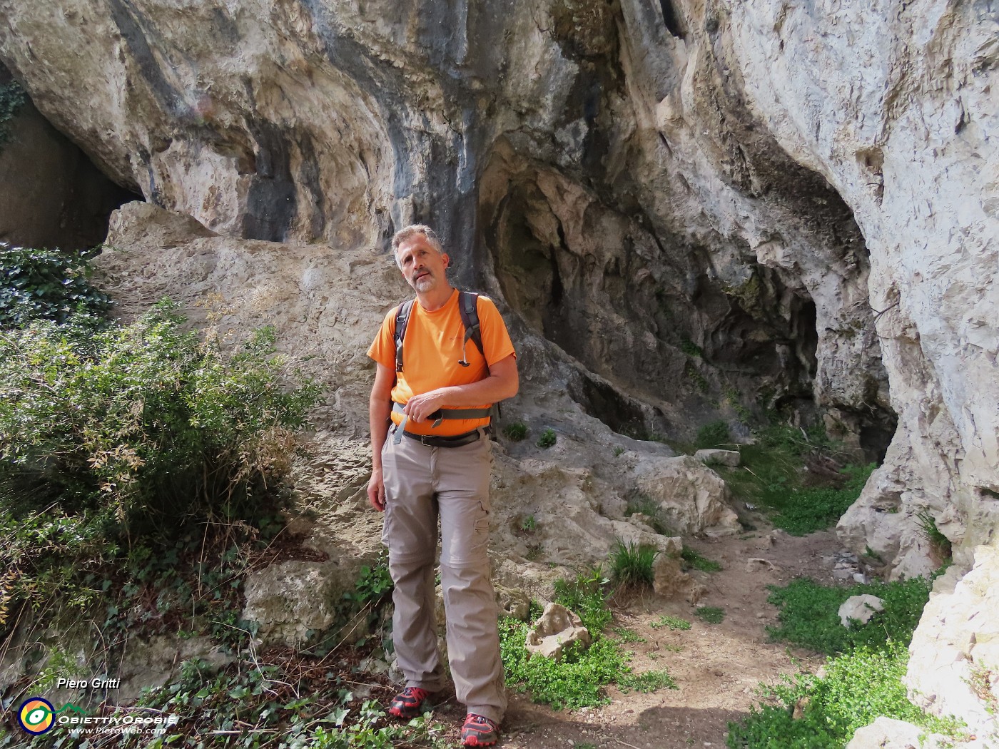 56 Ci godiamo la grotta d'ingresso.JPG